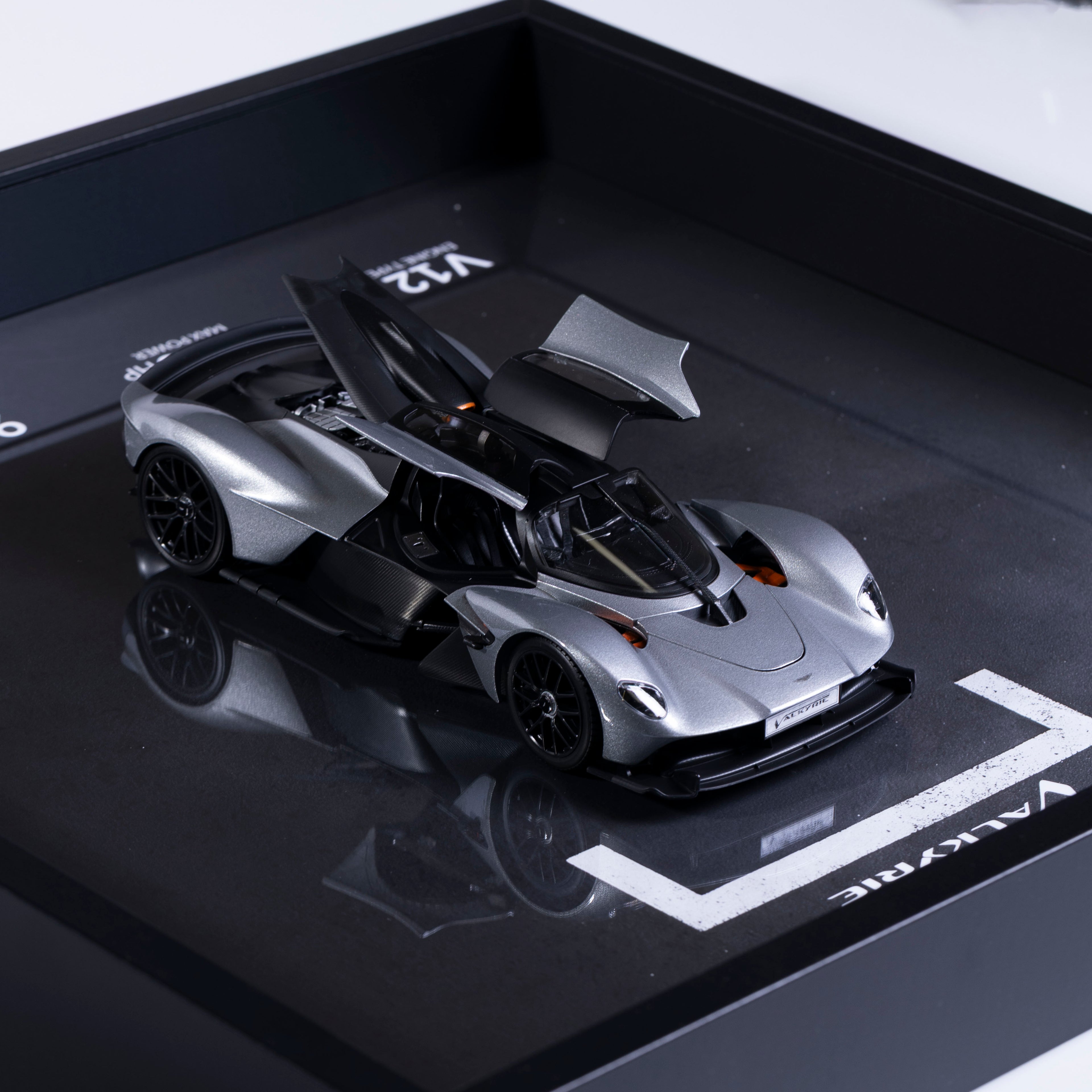 Aston Martin Valkyrie Ethanol Silver - 1:18