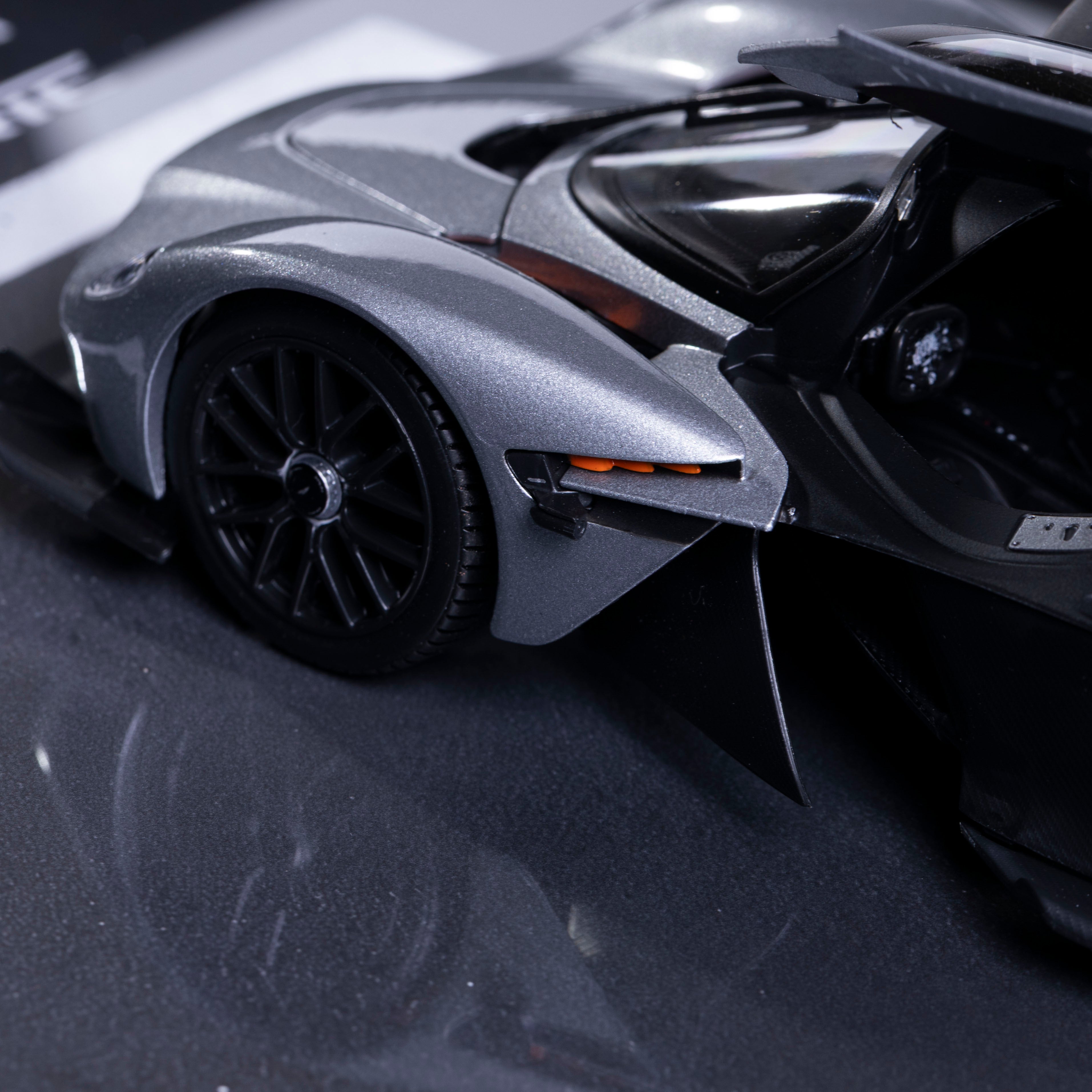 Aston Martin Valkyrie Ethanol Silver - 1:18
