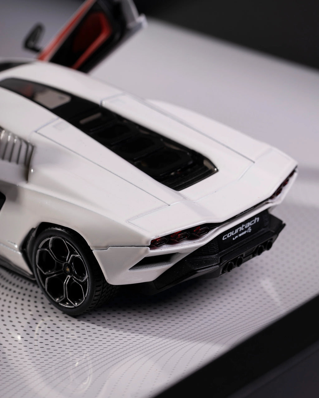 Lamborghini Countach LPI 800-4 - 1:24