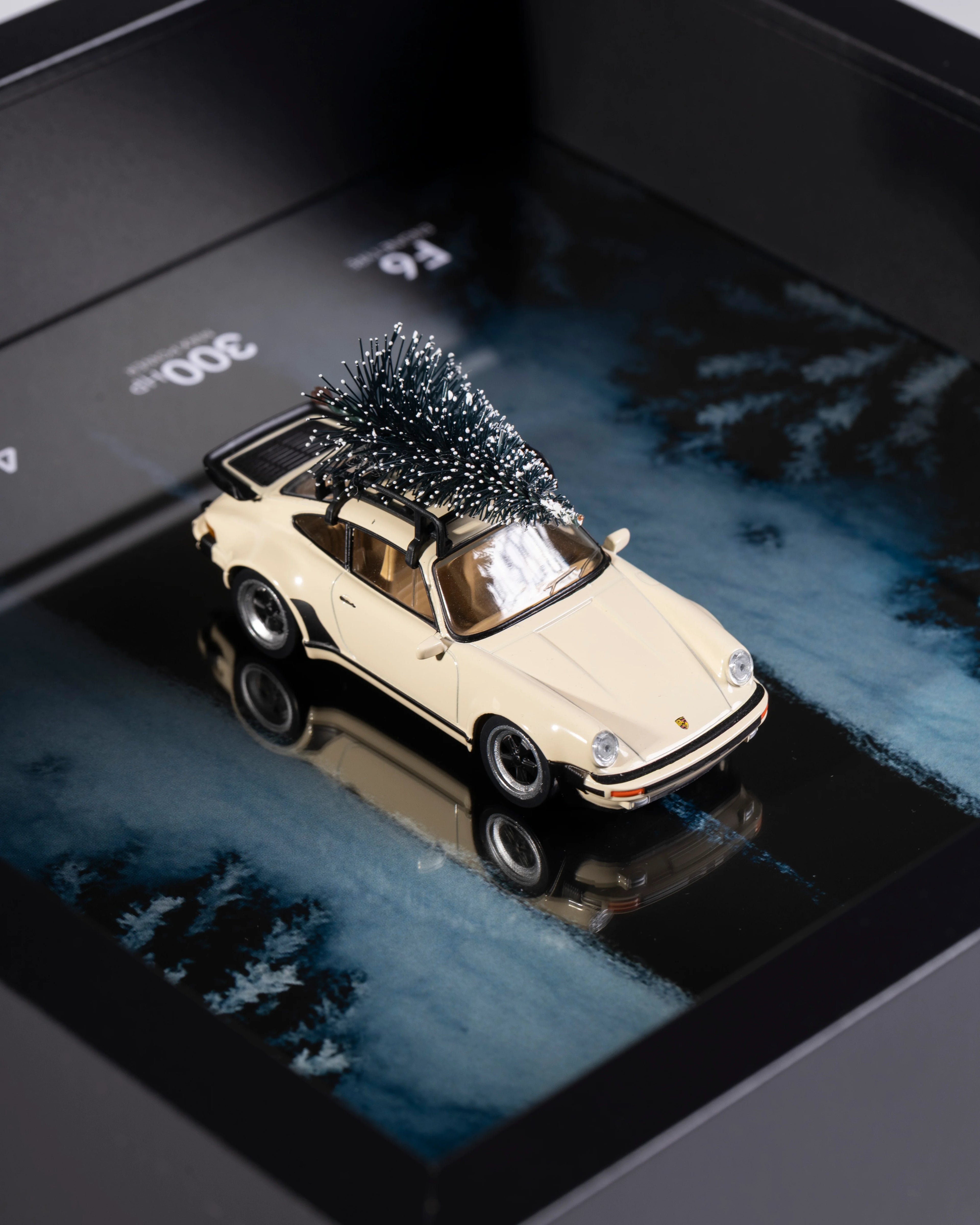 Porsche 911 Carrera RS 2.7 CHRISTMAS EDITION - 1:43